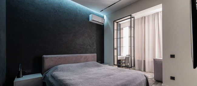 Dormitorio de matrimonio con pared oscura