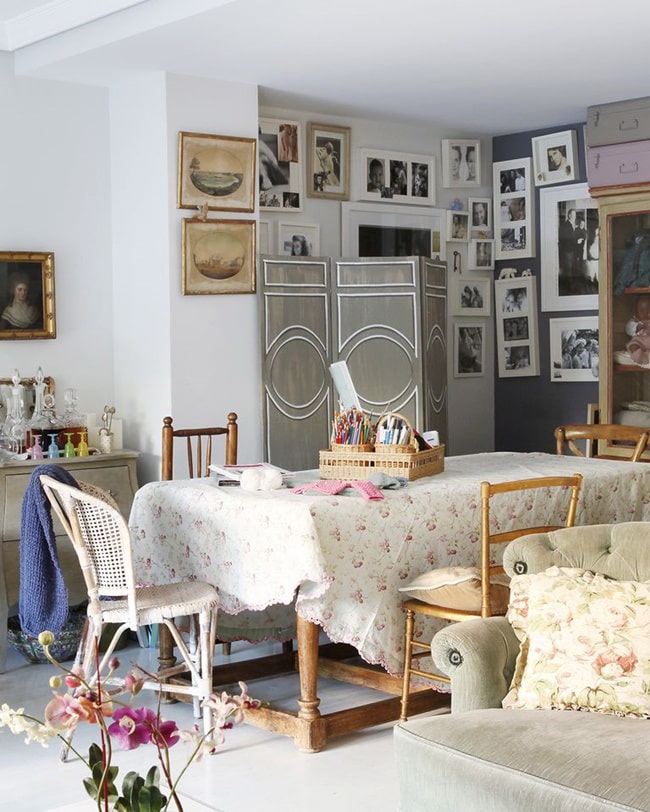 Comedor vintage con muchas fotos
