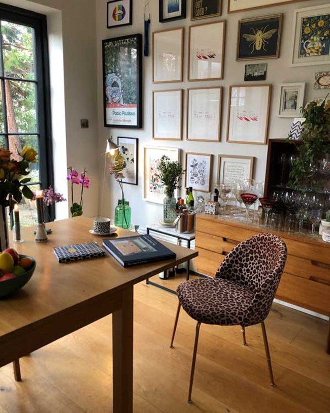 Decoración con muchos cuadros