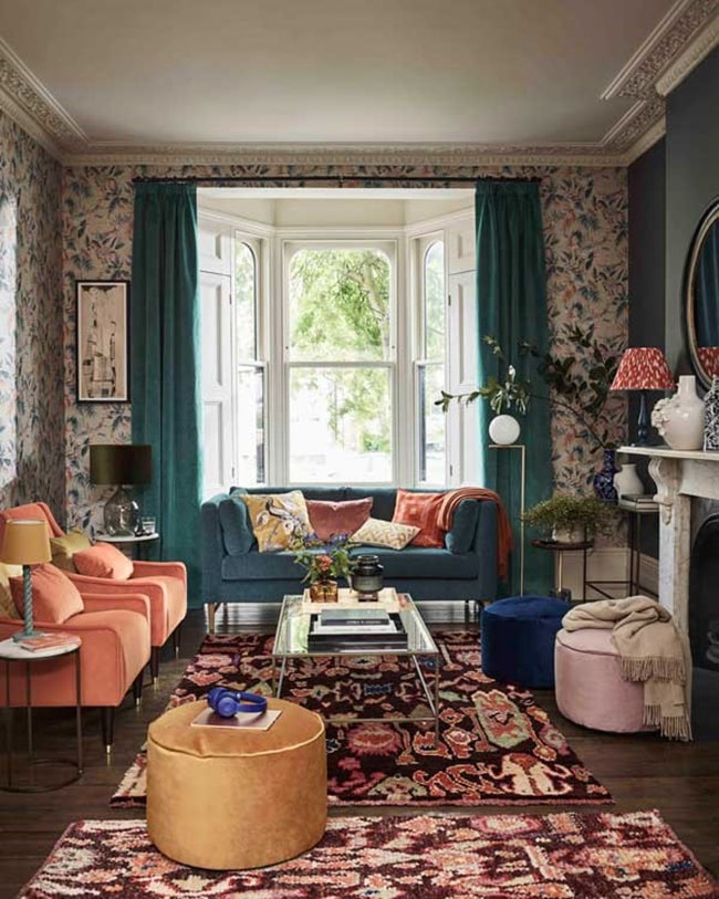 Salón con muchos colores y texturas