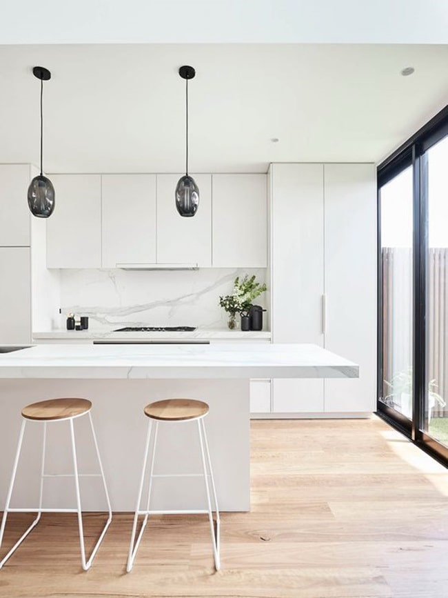Cocina blanca con grande sventanales