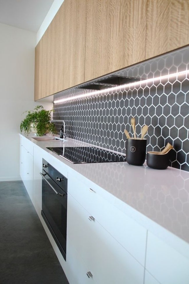 Luces bajo los múdulos altos de cocina