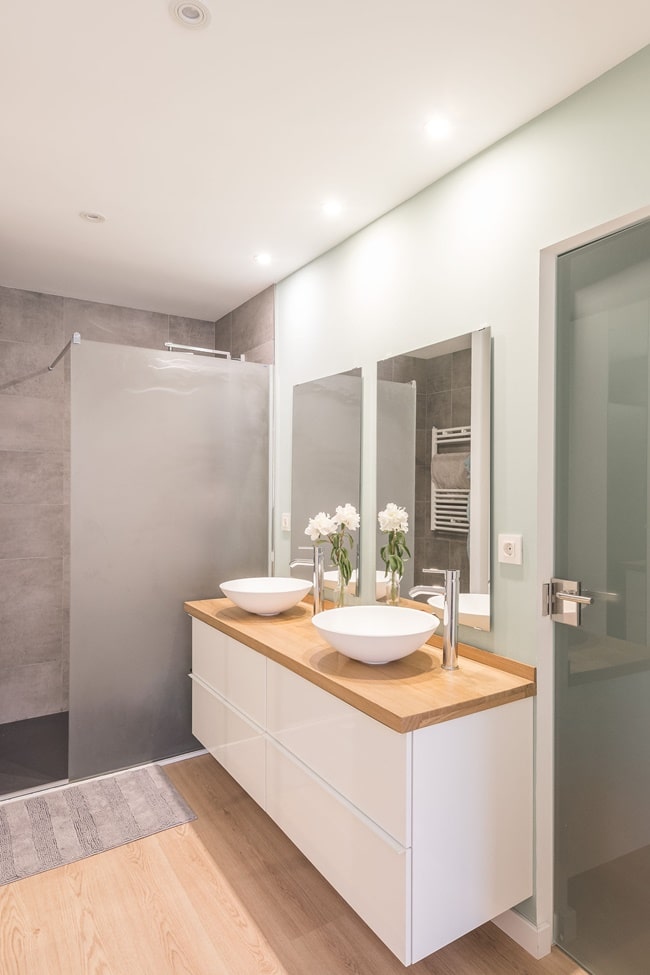 Baño en suite en un dúplex urbano
