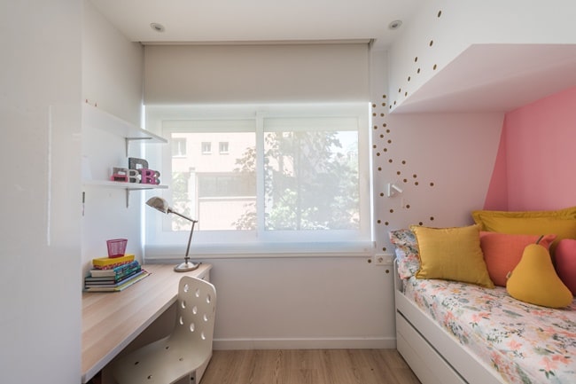 Dormitorio infantil con pared de acento en color rosa