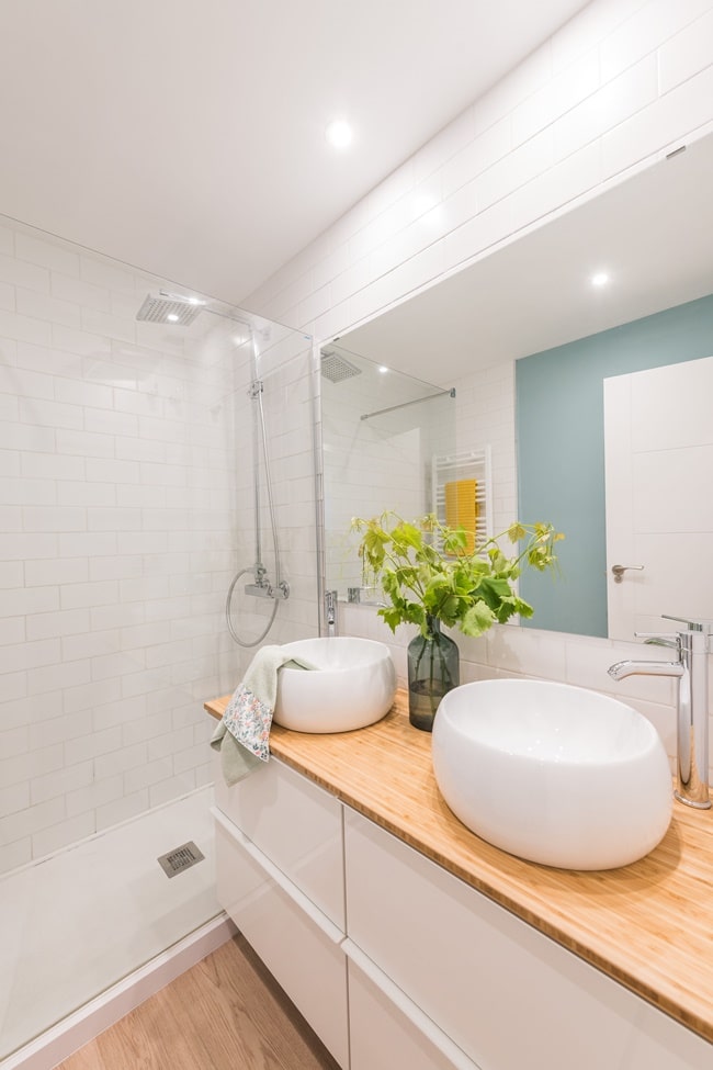 Baño en la planta superior en un dúplex urbano