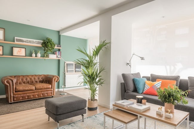 Salón de un encantador dúplex urbano