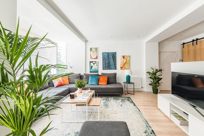 Gran salón en un dúplex urbano