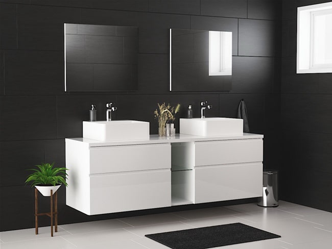 Dos muebles con lavamanos en un mismo baño