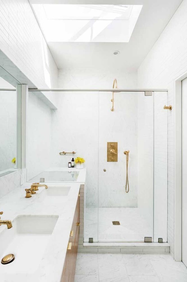 Baño amplio con lavabo doble