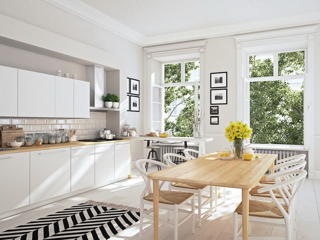 Cocina comedor con grandes ventanales