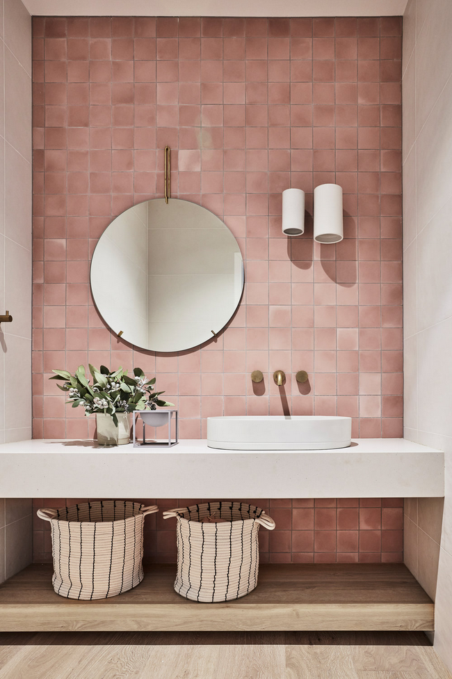Pared del baño en color rosa