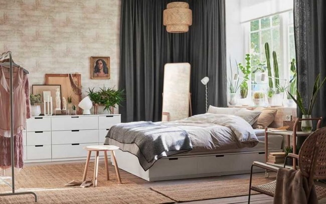 Dormitorio con cortinas oscuras