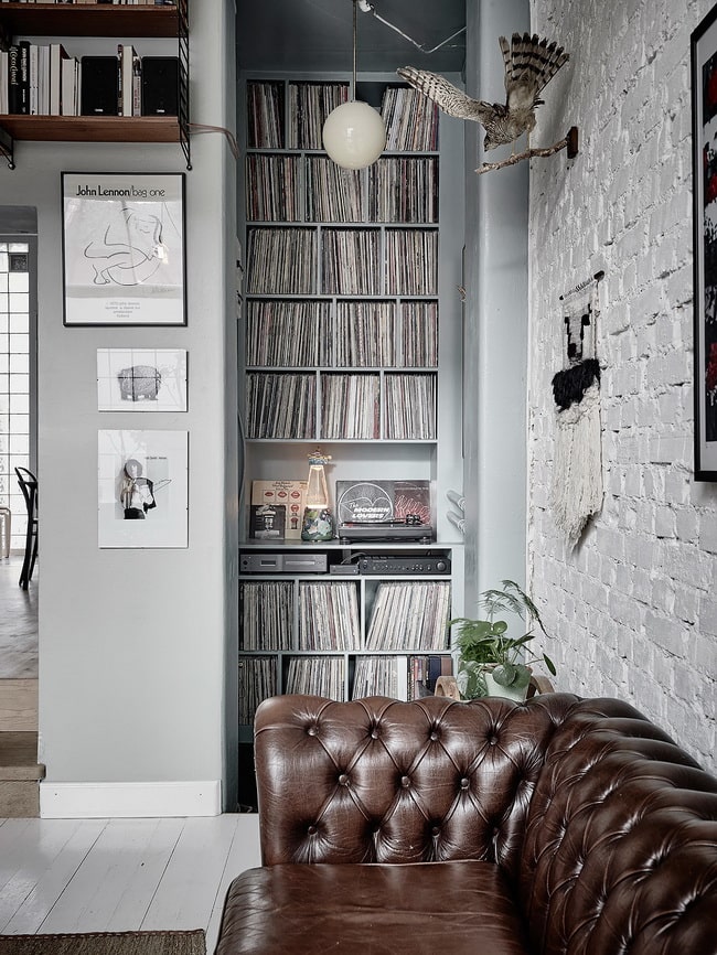 Mueble lleno de discos de vinilo