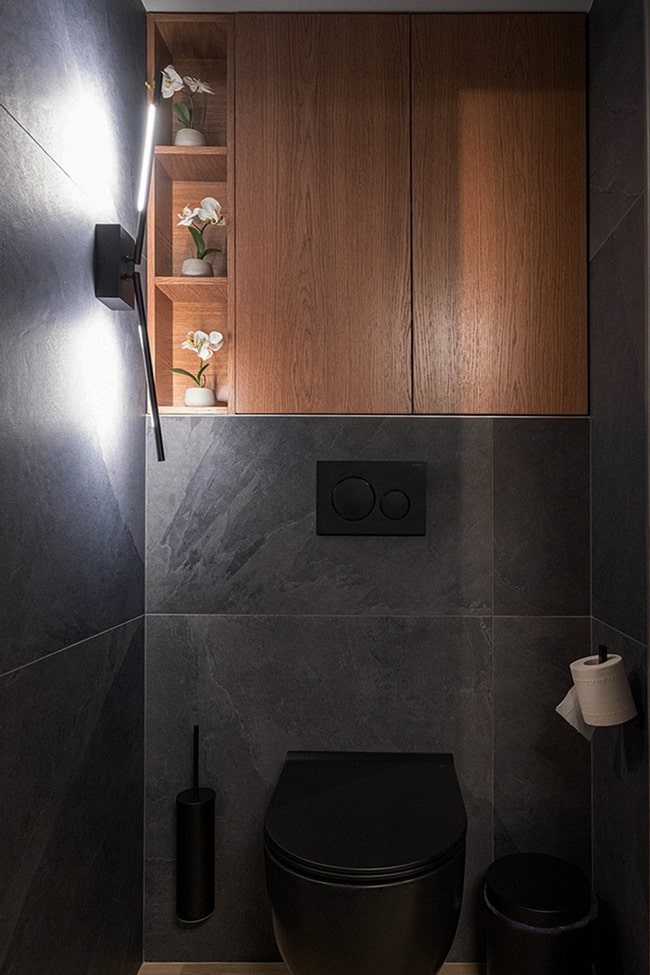 Baños en tonos oscuros