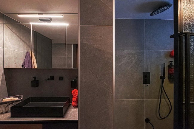 Revestimiento de baño en gris oscuro