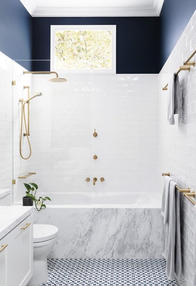 Detalles dorados en baños