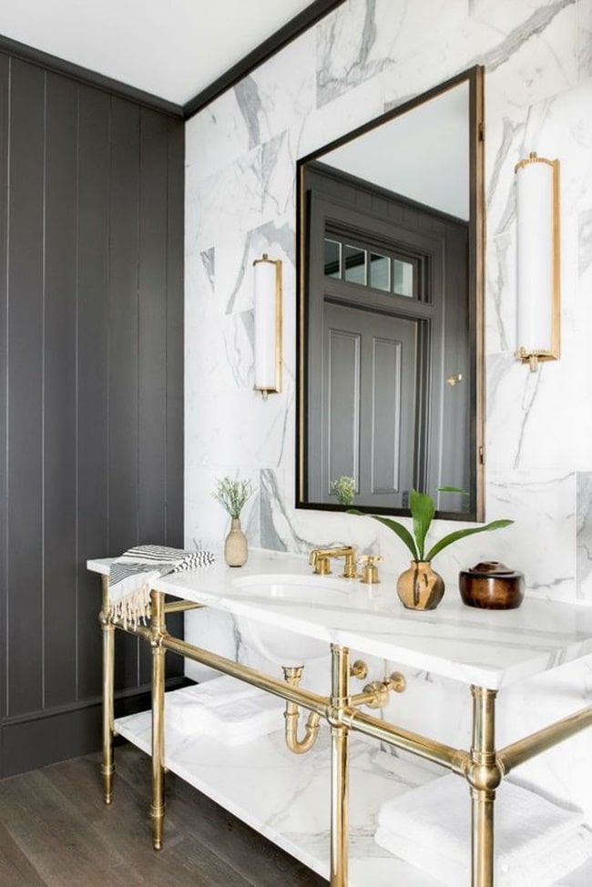 Baños con detalles en dorado