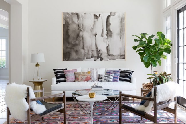 Salón con sofá blanco