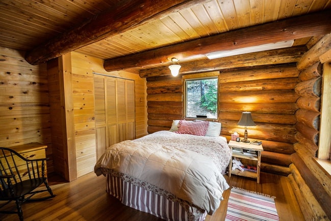 Dormitorio con mucha madera