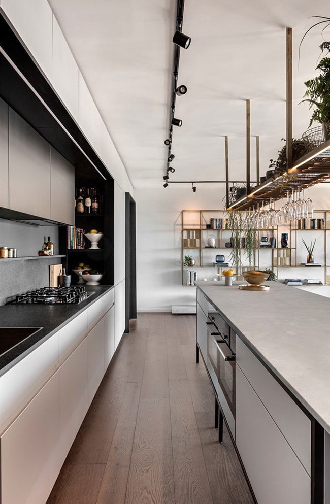 Cocina con estante flotante sobre la barra