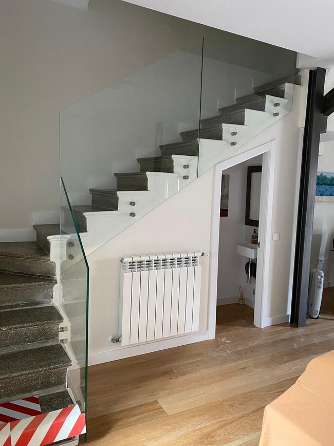 Escalera con barandas de vidrio