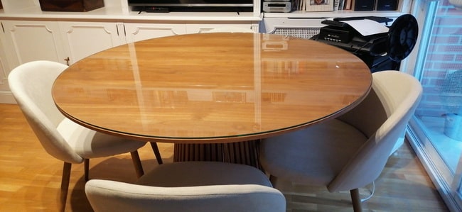 Cristal a medida sobre una mesa redonda