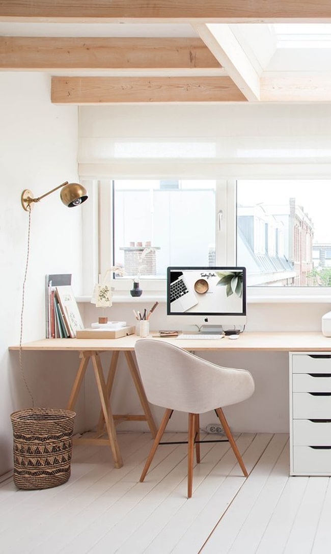 Espacio de trabajo en blanco y madera