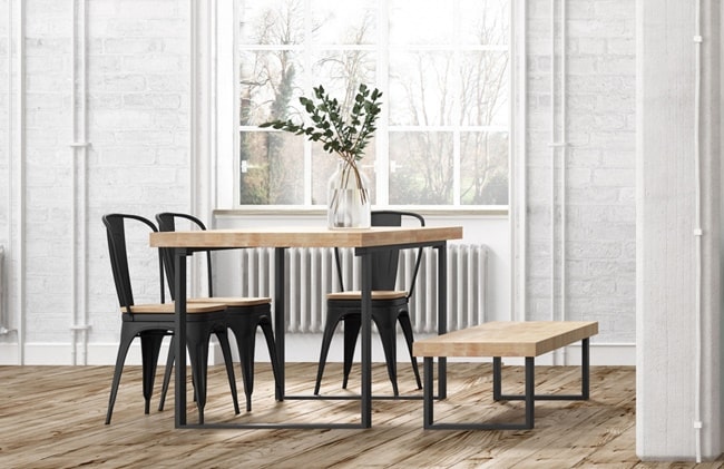 Mesa de madera y sillas estilo industrial