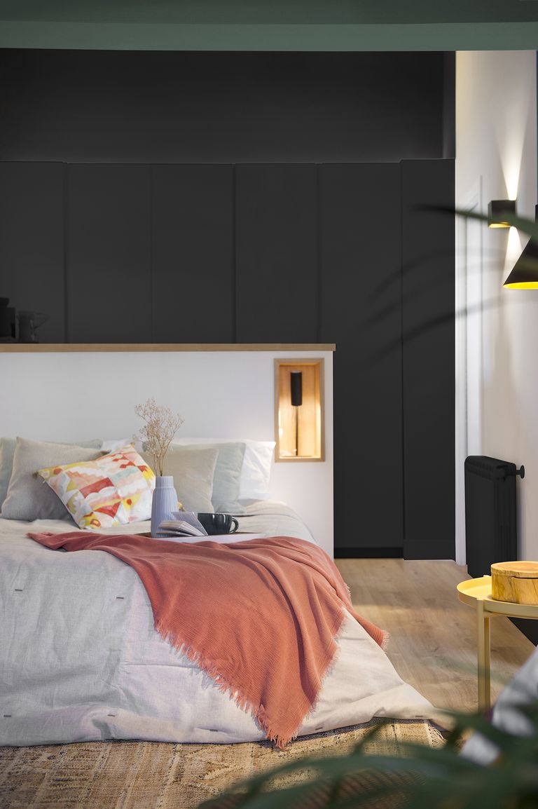 Tabique como cabecero de cama