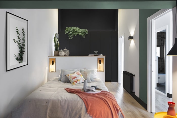 Una pared en negro en el dormitorio