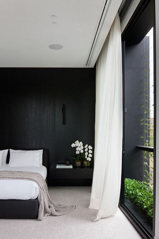 Dormitorio con pared en color negro