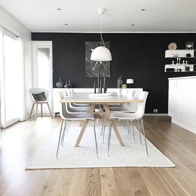 Comedor con una pared en negro