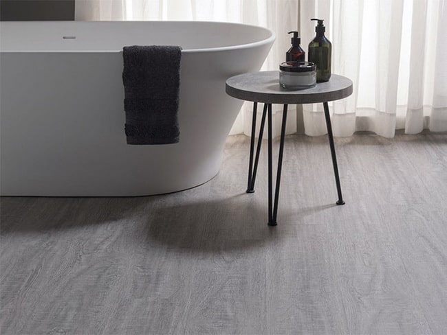 Baño con suelo de vinilo