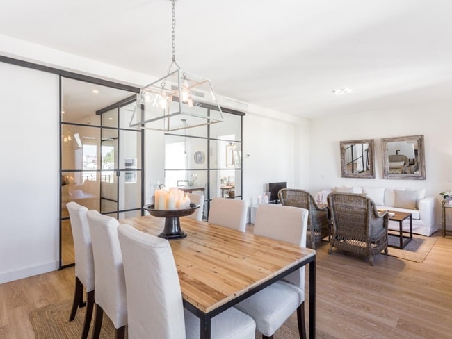 Comedor con puertas de correderas de cristal