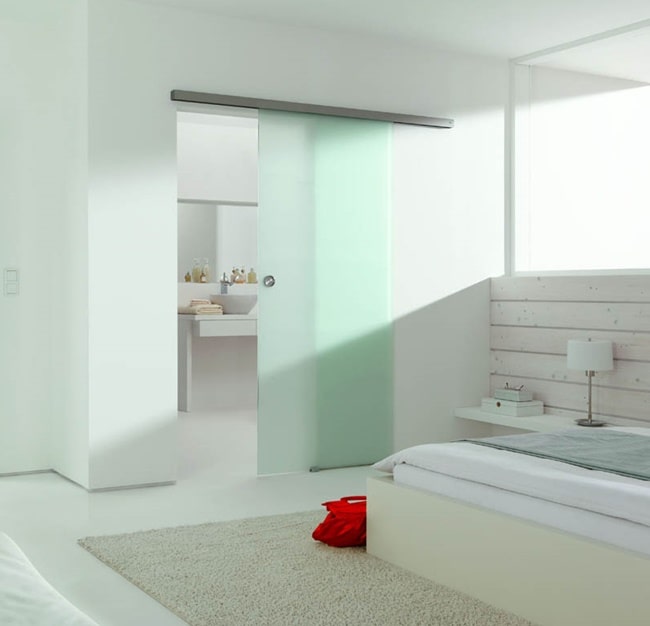 Baños en suites con puertas correderas de cristal