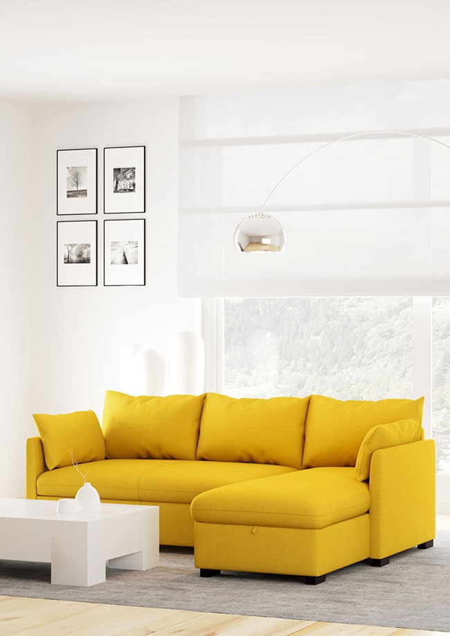 Paredes blancas y sofá amarillo