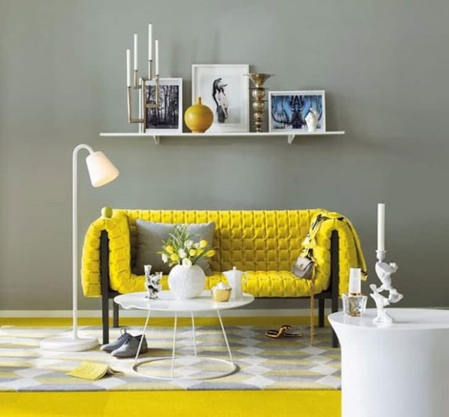 Sofá amarillo y paredes en color gris