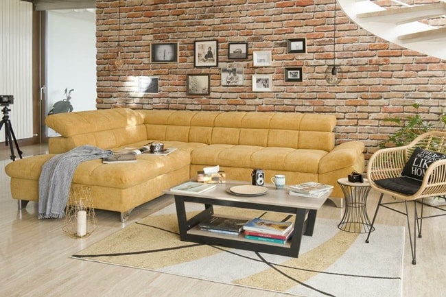 Salón con pared de ladrillo a la vista