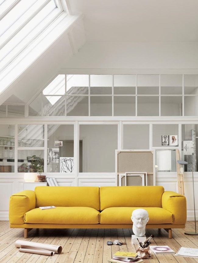 Suelos de madera y sofá amarillo