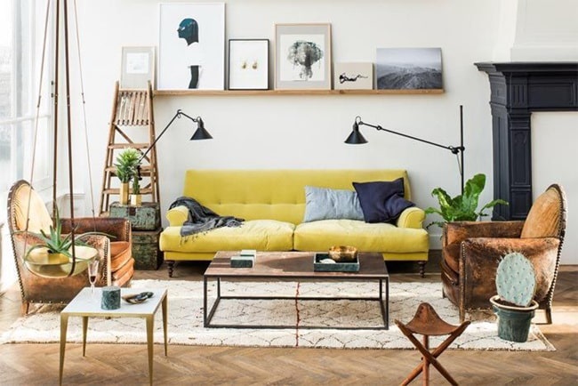 Salón con sofá amarillo y suelo de madera