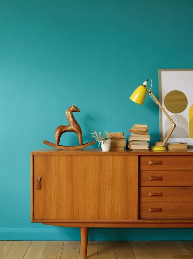 Pared turquesa y muebles de madera