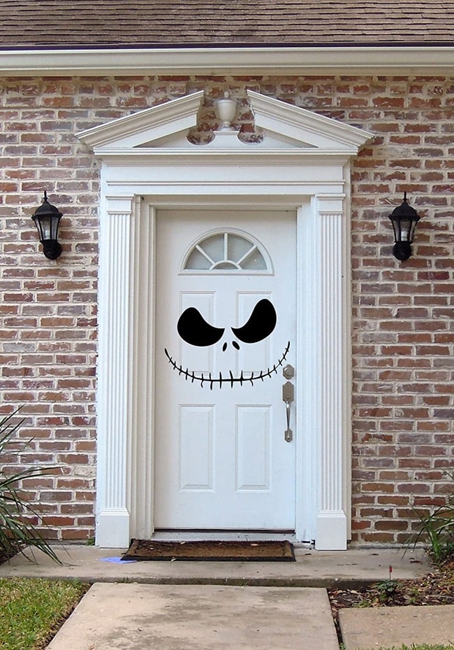 Ojos tenebrosos en la puerta de entrada