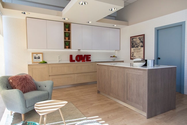 Cocina abierta con mucha madera