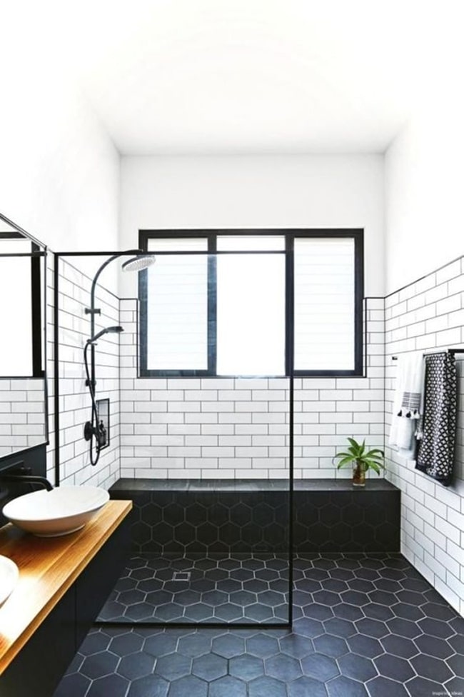 Suelo de madera negro y encimera de baño en madera
