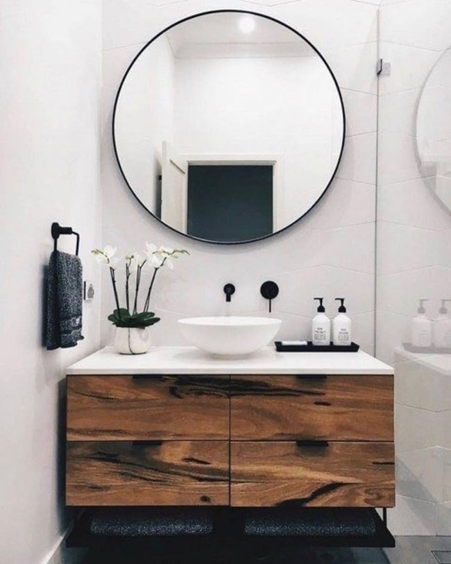Baños en negro y madera