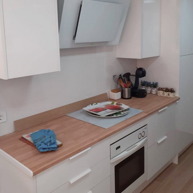 Cocinas en blanco y madera