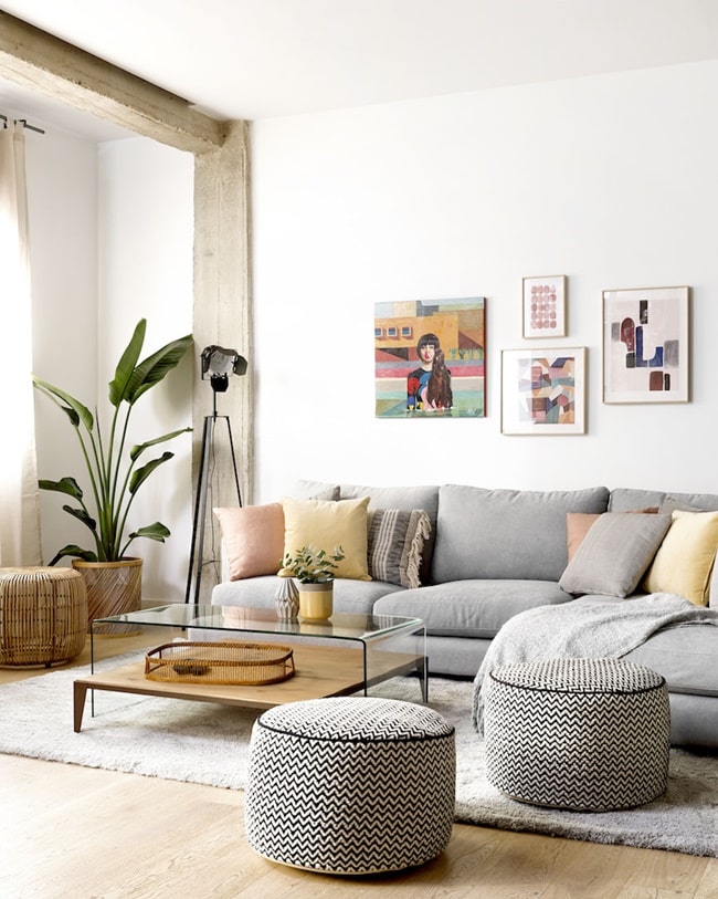 Decorar el sofá con cojines