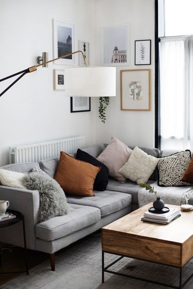 Decorar el sofá con cojines