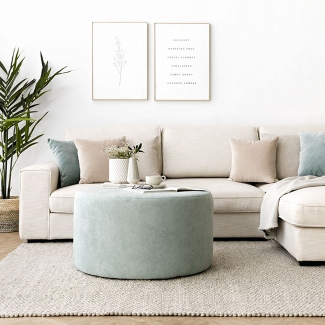 Decorar el sofá con cojines
