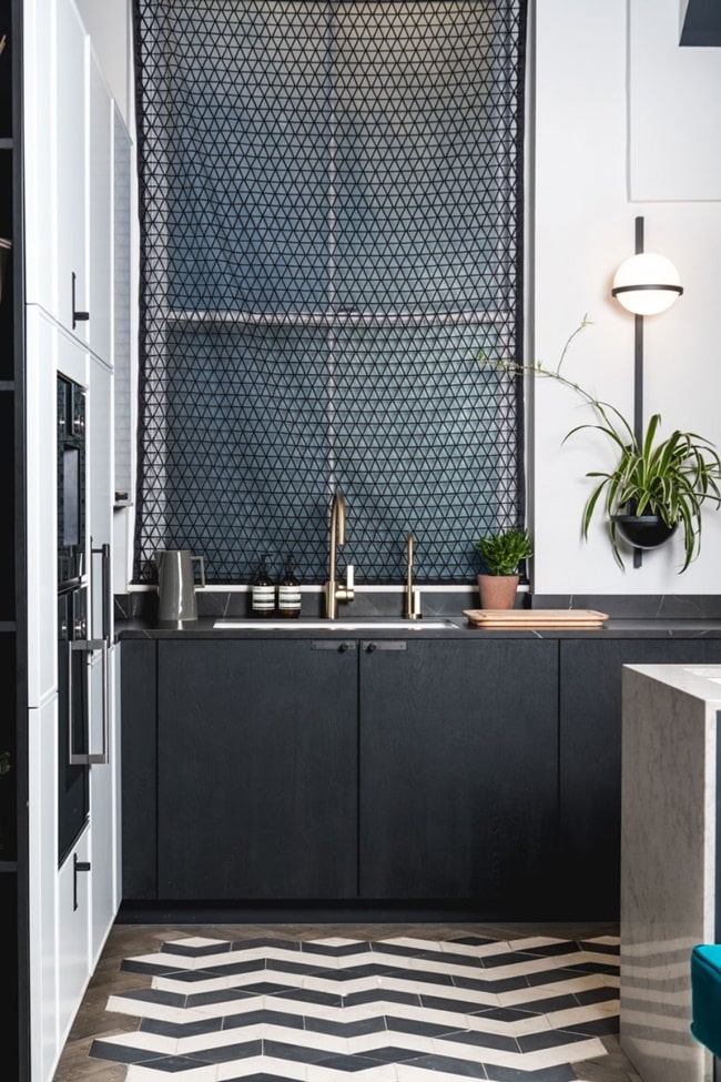 Grifería dorada y muebles de cocina en negro